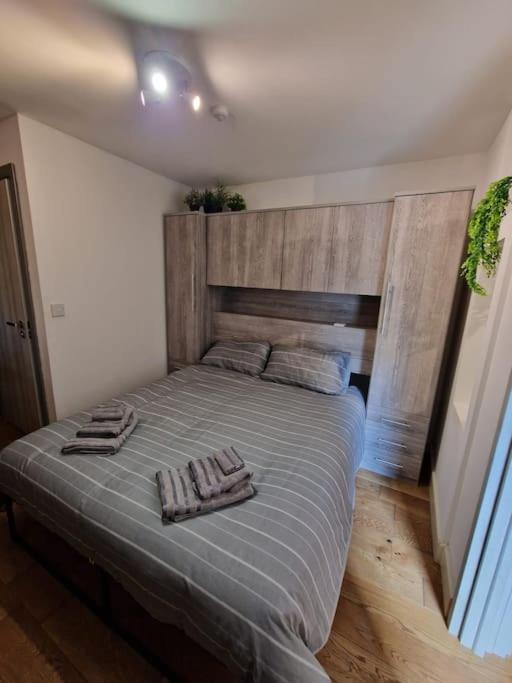 Two-Bedroom Cosy Country Lodge With Private Patio Greenhithe Exterior photo