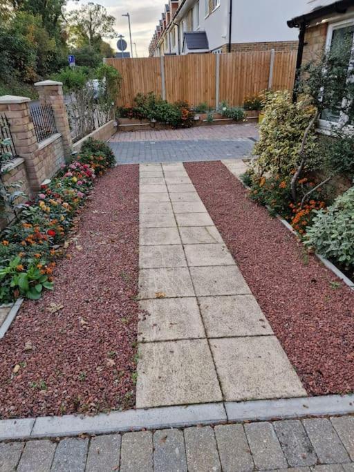 Two-Bedroom Cosy Country Lodge With Private Patio Greenhithe Exterior photo