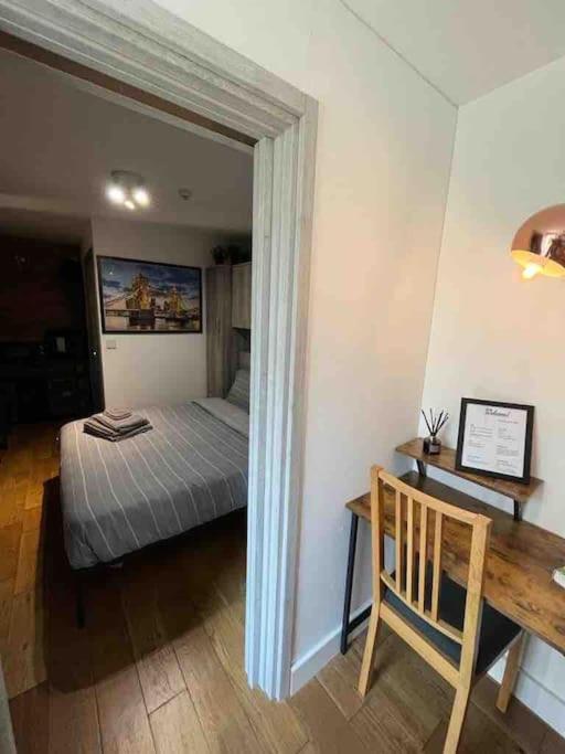 Two-Bedroom Cosy Country Lodge With Private Patio Greenhithe Exterior photo