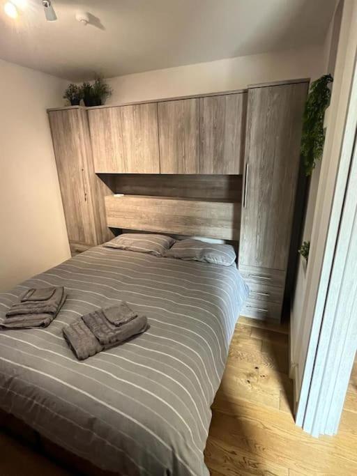 Two-Bedroom Cosy Country Lodge With Private Patio Greenhithe Exterior photo