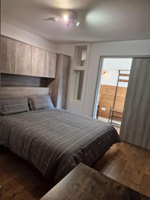 Two-Bedroom Cosy Country Lodge With Private Patio Greenhithe Exterior photo