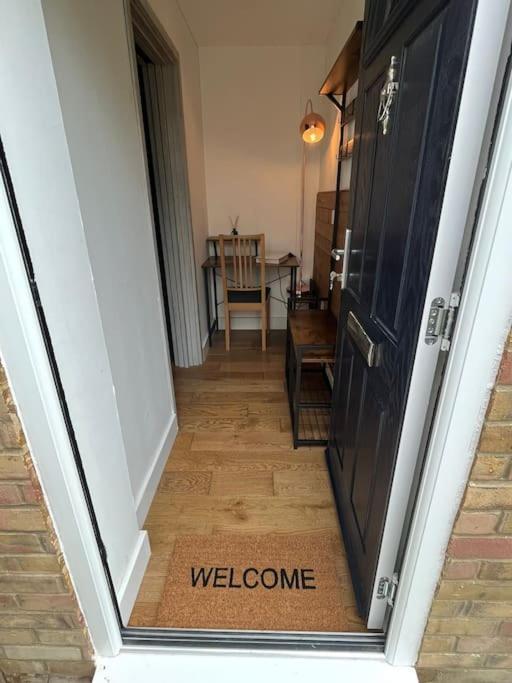 Two-Bedroom Cosy Country Lodge With Private Patio Greenhithe Exterior photo