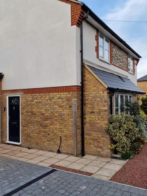 Two-Bedroom Cosy Country Lodge With Private Patio Greenhithe Exterior photo