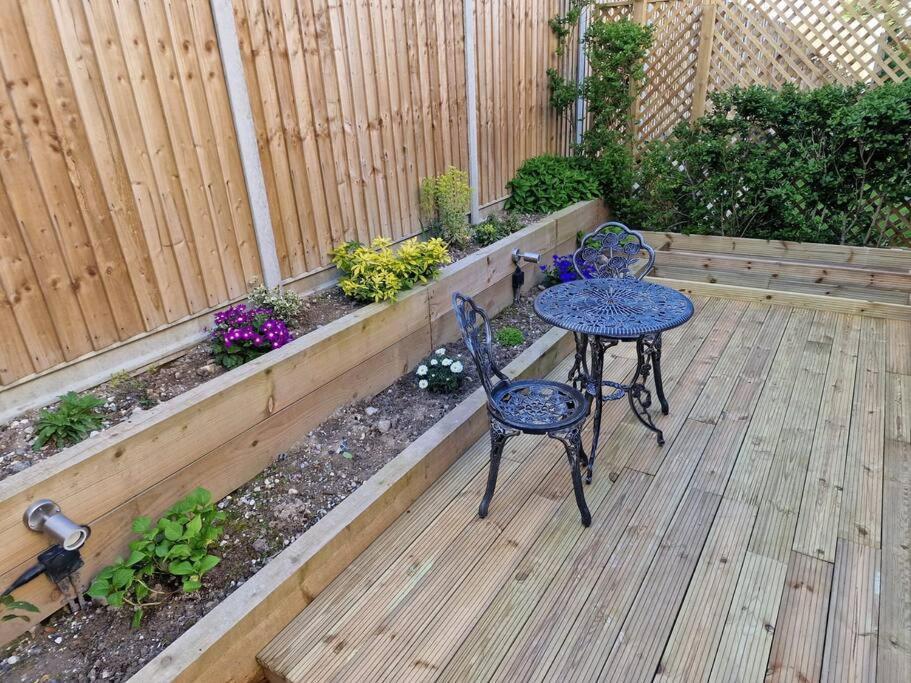 Two-Bedroom Cosy Country Lodge With Private Patio Greenhithe Exterior photo