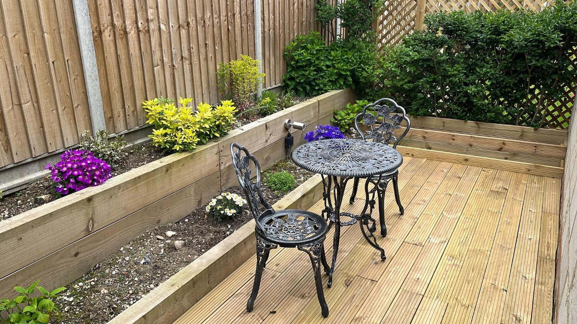 Two-Bedroom Cosy Country Lodge With Private Patio Greenhithe Exterior photo