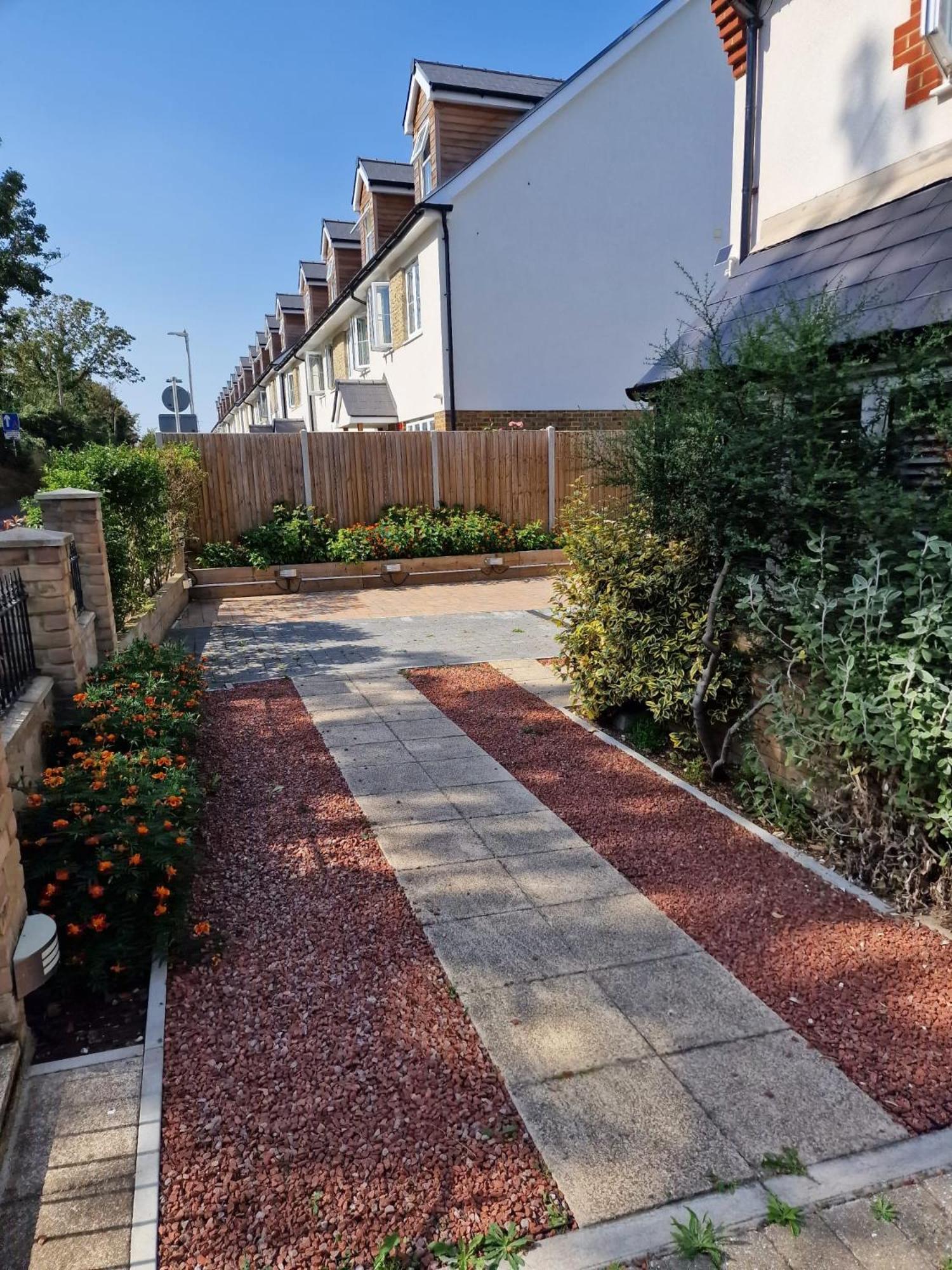 Two-Bedroom Cosy Country Lodge With Private Patio Greenhithe Exterior photo