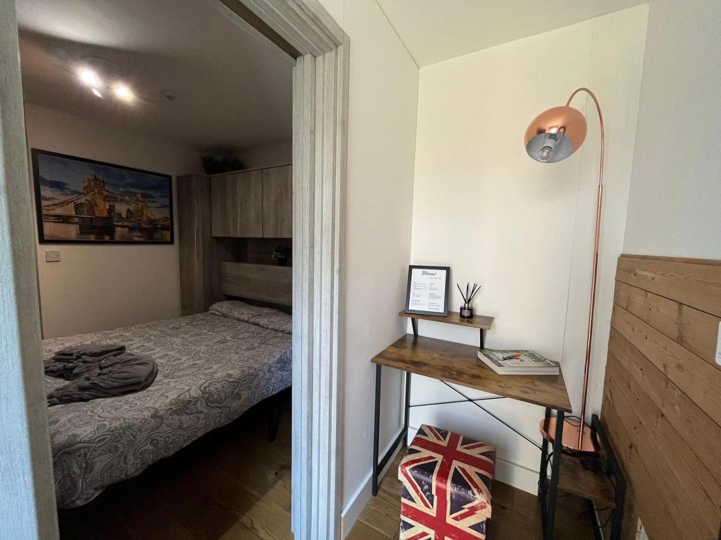 Two-Bedroom Cosy Country Lodge With Private Patio Greenhithe Exterior photo
