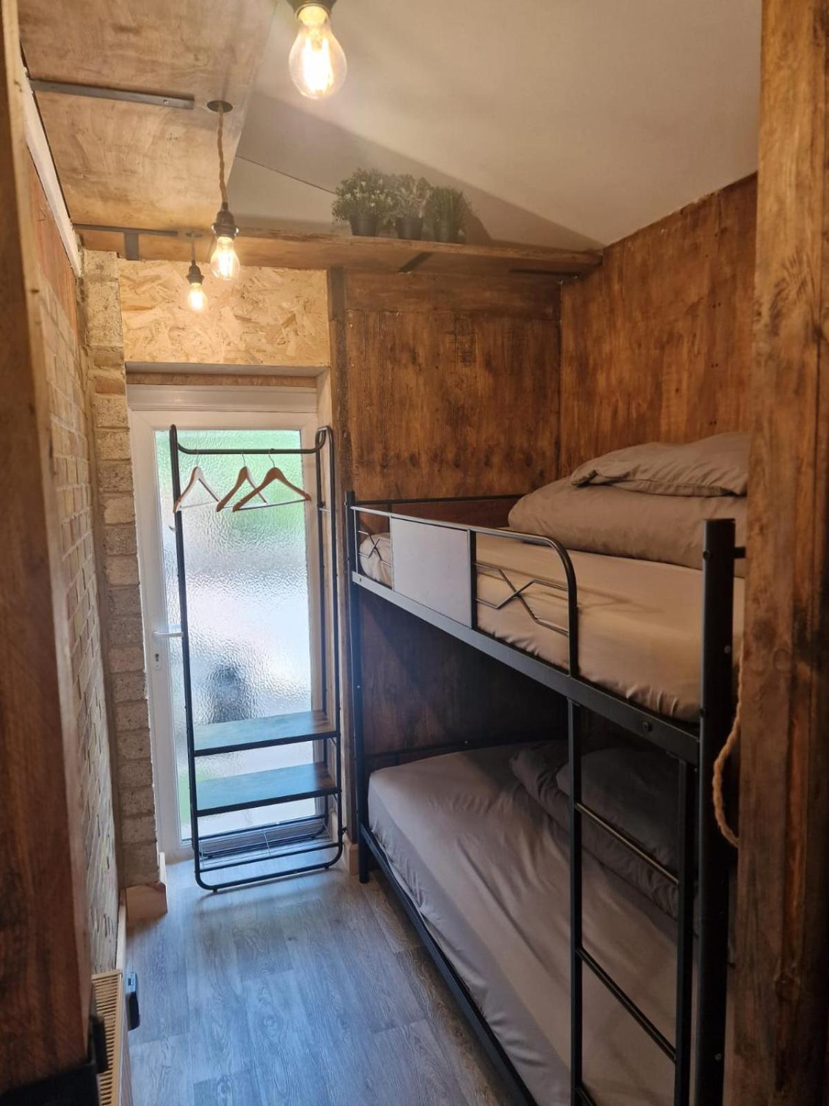 Two-Bedroom Cosy Country Lodge With Private Patio Greenhithe Exterior photo